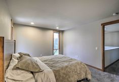 Others 7 Luxurious Tacoma Retreat w/ Quartz Countertops!