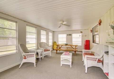 其他 Beachy Lewes Home w/ Outdoor Shower & Fire Pit!