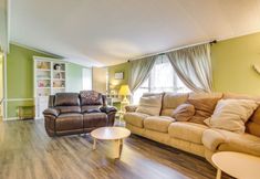 其他 5 Beachy Lewes Home w/ Outdoor Shower & Fire Pit!