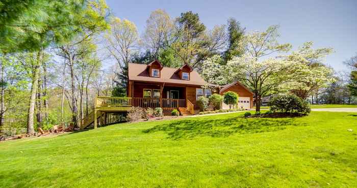 Others Peaceful Candler Cabin w/ Private Hot Tub!