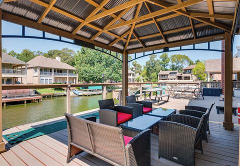 其他 Beautiful Montgomery Home w/ Lakefront Deck!