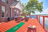 อื่นๆ Beautiful Montgomery Home w/ Lakefront Deck!