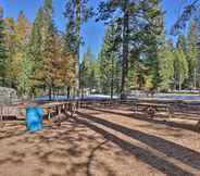 Lainnya 2 Homey Long Barn Cabin w/ Deck & Fire Pit!