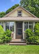 Ảnh chính 'grandma's Cottage' w/ Sunroom: Walk to Beach