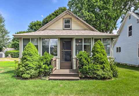 Others 'grandma's Cottage' w/ Sunroom: Walk to Beach