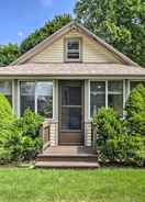 Ảnh chính 'grandma's Cottage' w/ Sunroom: Walk to Beach