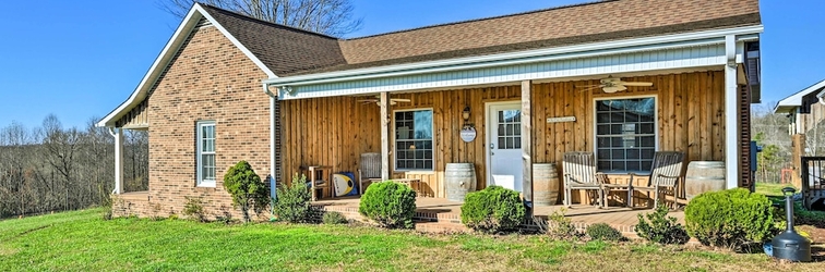 Lain-lain Breathtaking Elkin Getaway w/ Vineyard Views!