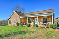 Lain-lain Breathtaking Elkin Getaway w/ Vineyard Views!