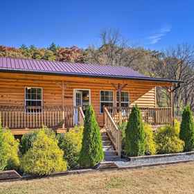 Interior 1 8 Mi to Great Smoky Mtn National Park: Cozy Cabin, Museum of the Cherokee Indian Hotels