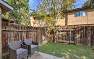 Lainnya 5 Central Bakersfield Townhome w/ Private Patio