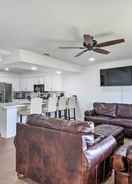 ภาพหลัก Central Bakersfield Townhome w/ Private Patio