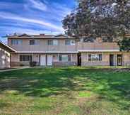 Others 7 Central Bakersfield Townhome w/ Private Patio