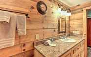 Others 4 Cozy Brasstown Cabin: Deck, Grill + Kayaks!