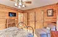 Others 6 Cozy Brasstown Cabin: Deck, Grill + Kayaks!