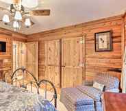 Others 6 Cozy Brasstown Cabin: Deck, Grill + Kayaks!