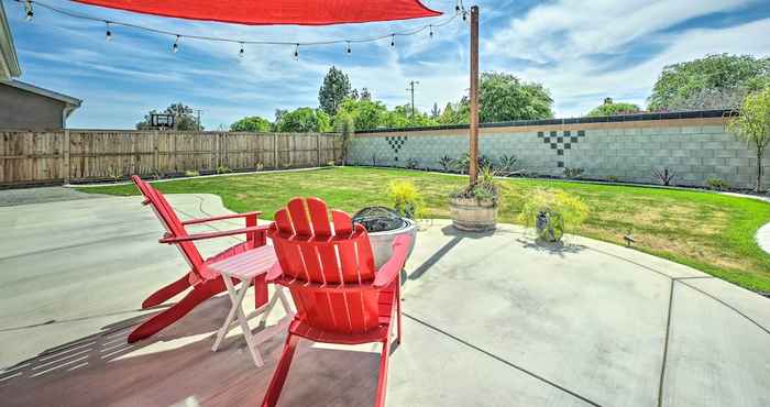 Lainnya Bright Bakersfield Home w/ Fire Pit & Yard!