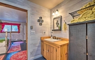 Lain-lain 7 Whimsical Winhall Cottage w/ Private Hot Tub!