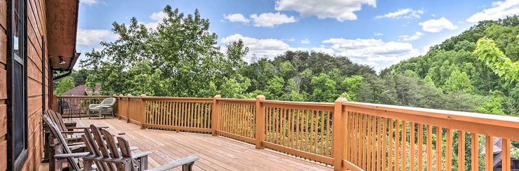 Others Log Cabin w/ Deck & Hot Tub: 5 Mi to Dollywood!