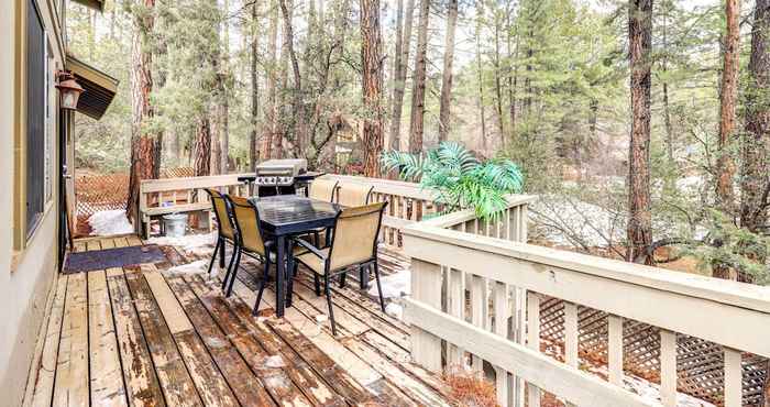 Lain-lain Cozy Pine Cabin w/ Fire Pit Near Hiking!