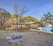 อื่นๆ 7 Chic Lakefront Granbury Getaway w/ Private Dock!