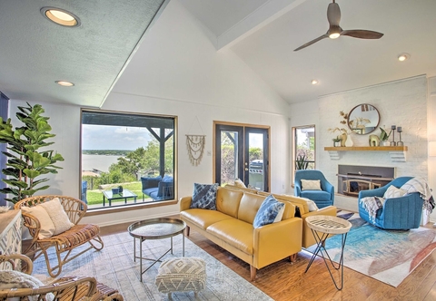 Others Chic Lakefront Granbury Getaway w/ Private Dock!