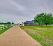 Others 2 Pet-friendly Waxahachie Vacation Home w/ Backyard!