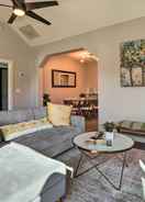 บริเวณนั่งเล่น Charming + Cozy Home Near Downtown Phoenix!