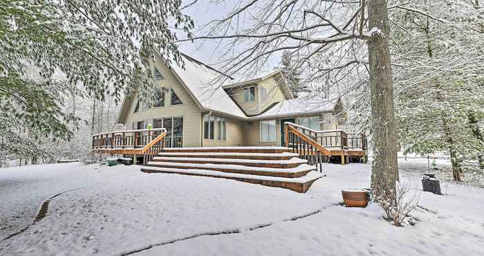 Lain-lain Luxurious Neillsville Retreat on Lake Arbutus