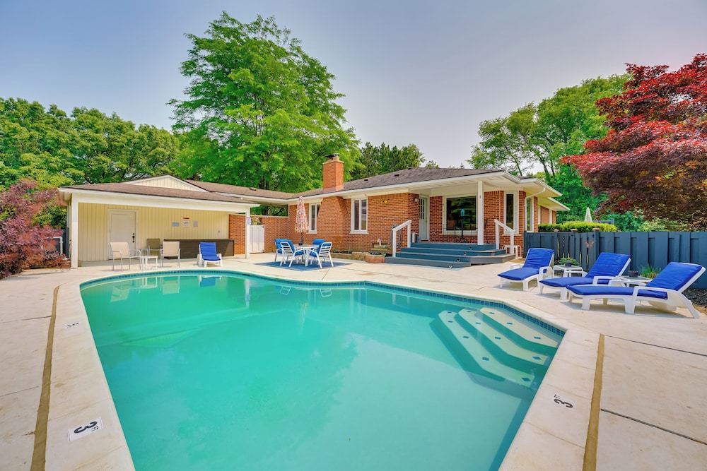 ภาพหลัก Charming Home w/ Pool + Deck ~ 9 Mi to Umich!