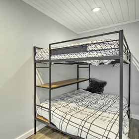 Room1Lakefront Bremerton Vacation Rental w/ Deck!,基察普县飯店