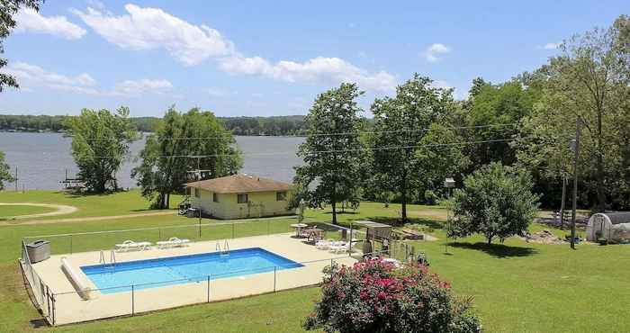 Others Cozy Cottage On Kentucky Lake w/ Shared Pool!