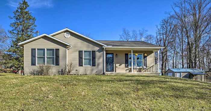 อื่นๆ Berkeley Springs Vacation Home w/ Fire Pit!