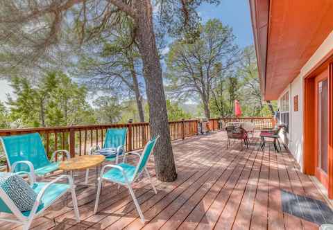 Others Charming Ruidoso House w/ Deck & Mountain Views!