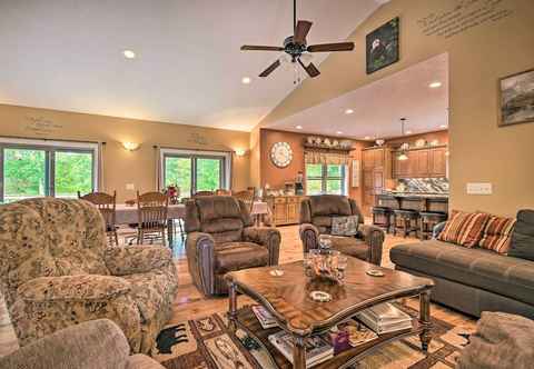 Others Family-friendly Cassville Retreat w/ Deck!