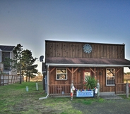 Others 2 Cute Studio Abode - Steps to Long Beach Boardwalk!