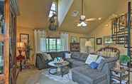 Lain-lain 6 Charming Vian Retreat w/ Private Deck & Grills!