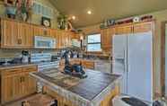 Lain-lain 3 Charming Vian Retreat w/ Private Deck & Grills!