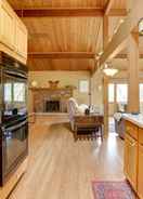 ภายใน Lakeside Dingmans Ferry Vacation Rental Cabin!