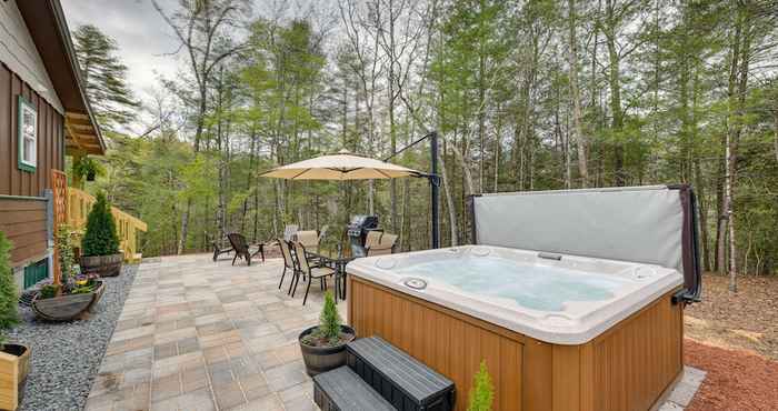 อื่นๆ Tree-lined Murphy Cabin w/ Private Hot Tub!