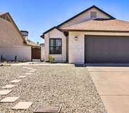 Lain-lain 5 Idyllic Mesa Home w/ Turf Yard & Pool Access!