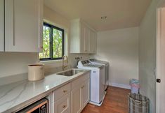 其他 7 Stylish Olympia Home w/ Private Boat Dock!