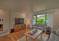 其他 2 Stylish Olympia Home w/ Private Boat Dock!