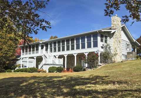 Others Family Home w/ Porch & Center Hill Lake Views!