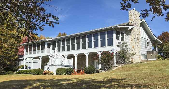 Others Family Home w/ Porch & Center Hill Lake Views!