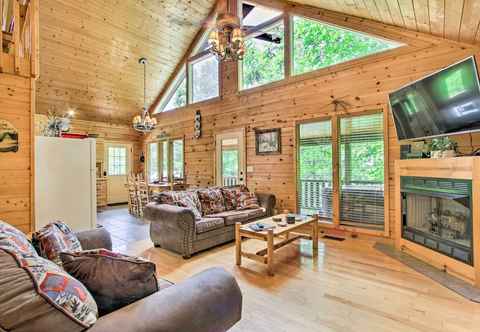 Others Mtn Cabin w/ Hot Tub & Deck 12 Mi to Pigeon Forge!