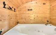 Others 4 Mtn Cabin w/ Hot Tub & Deck 12 Mi to Pigeon Forge!