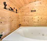 Others 4 Mtn Cabin w/ Hot Tub & Deck 12 Mi to Pigeon Forge!