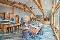 Lainnya Luxe Lake Latoka Home w/ Dock, Hot Tub & Game Room