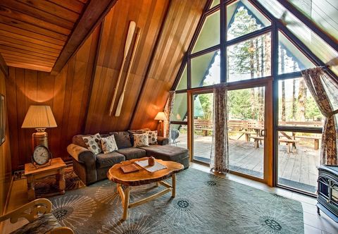 Others Serene Washington Escape w/ Deck & Mountain Views!