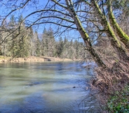 อื่นๆ 6 Tranquil + Cozy Yelm Cabin Along Nisqually River!